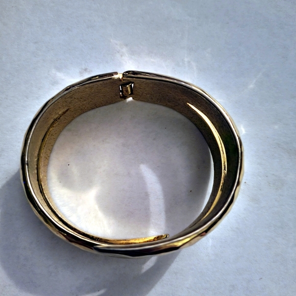 Shiny Gold Tone Diamond Pattern Hinged Clamper Style Cuff Bracelet - Picture 3 of 6